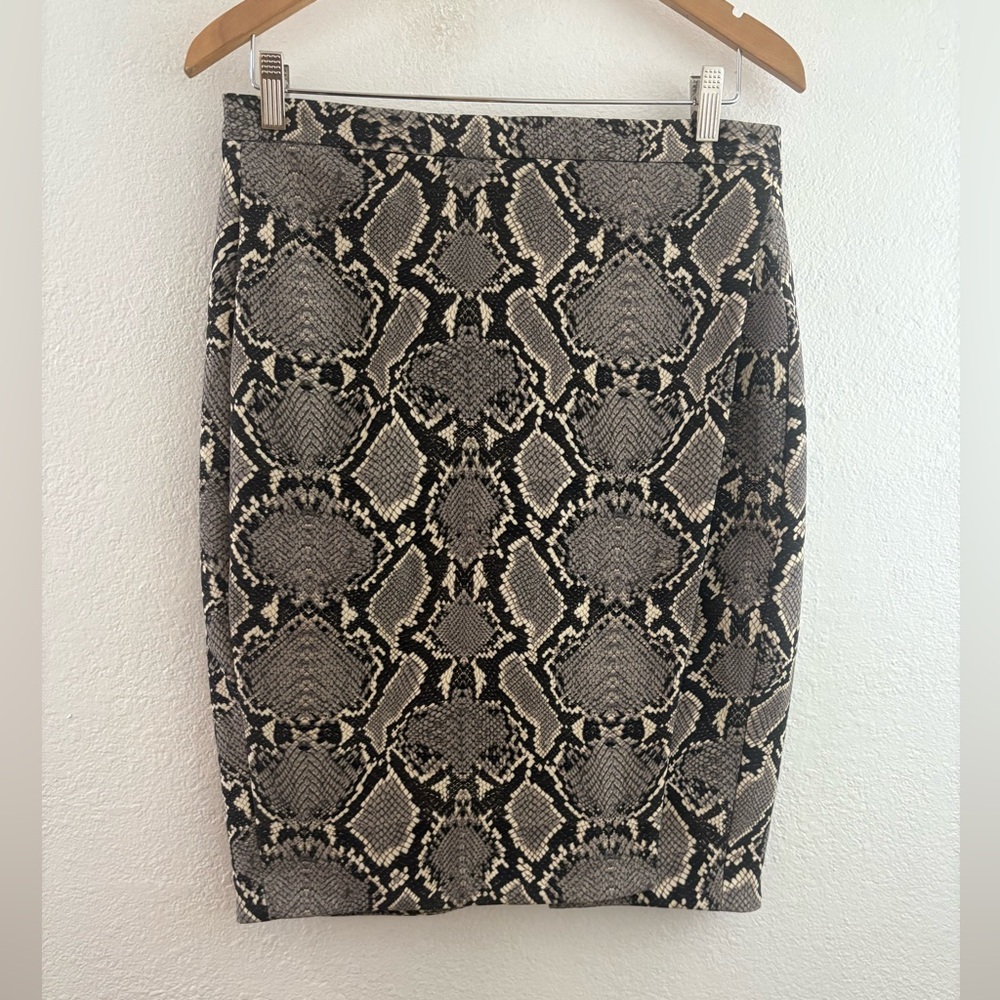 Aella snakeskin print pencil with shorts under size L